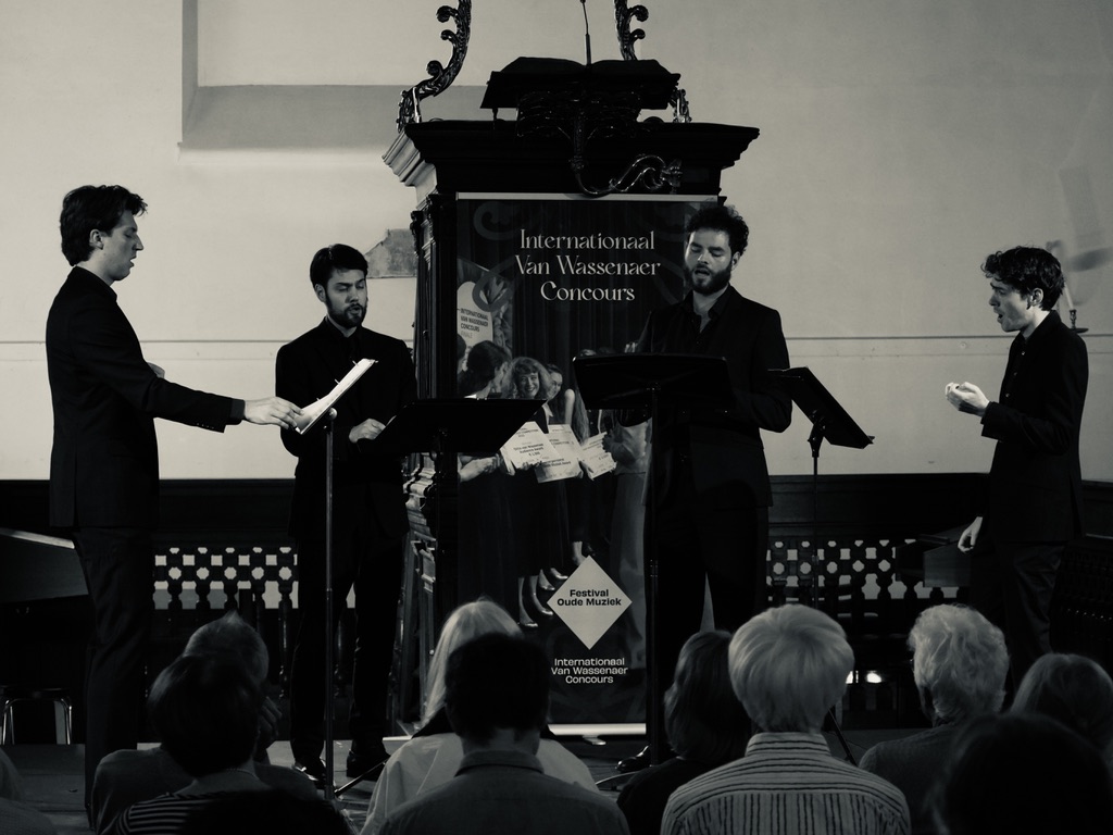 De vier musici van het Pulse Ensemble tijdens het Festival Oude Muziek, in zwart-wit